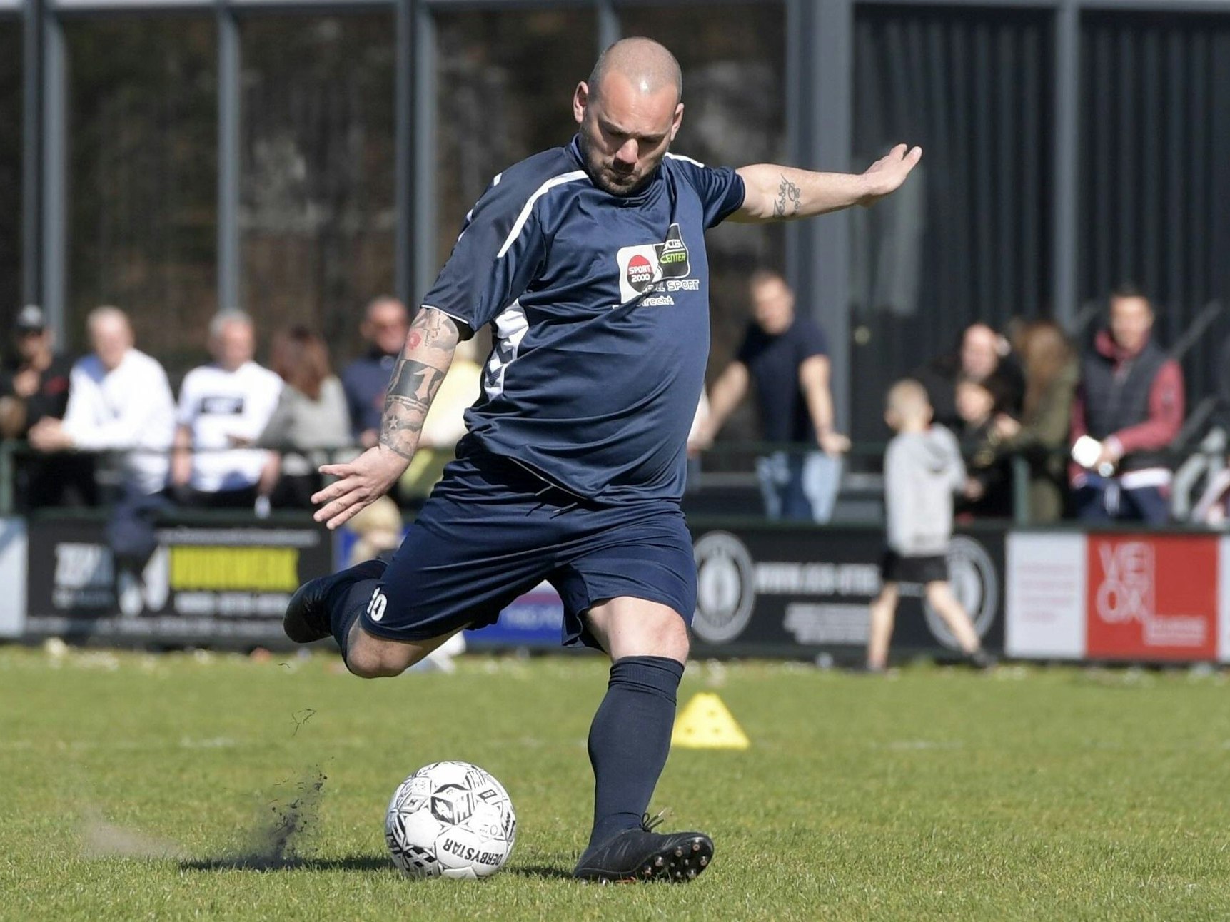 Wesley Sneijder holt bei einem Benefiz-Spiel in den Niederlanden zum Schuss aus.