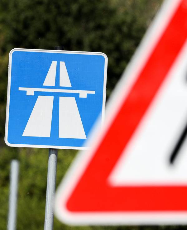 Ein Schild weist auf eine Baustelle auf einer Autobahn hin.