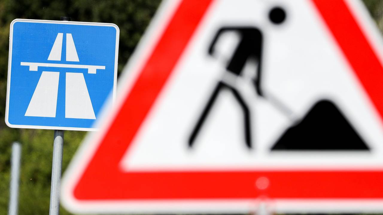 Ein Schild weist auf eine Baustelle auf einer Autobahn hin.