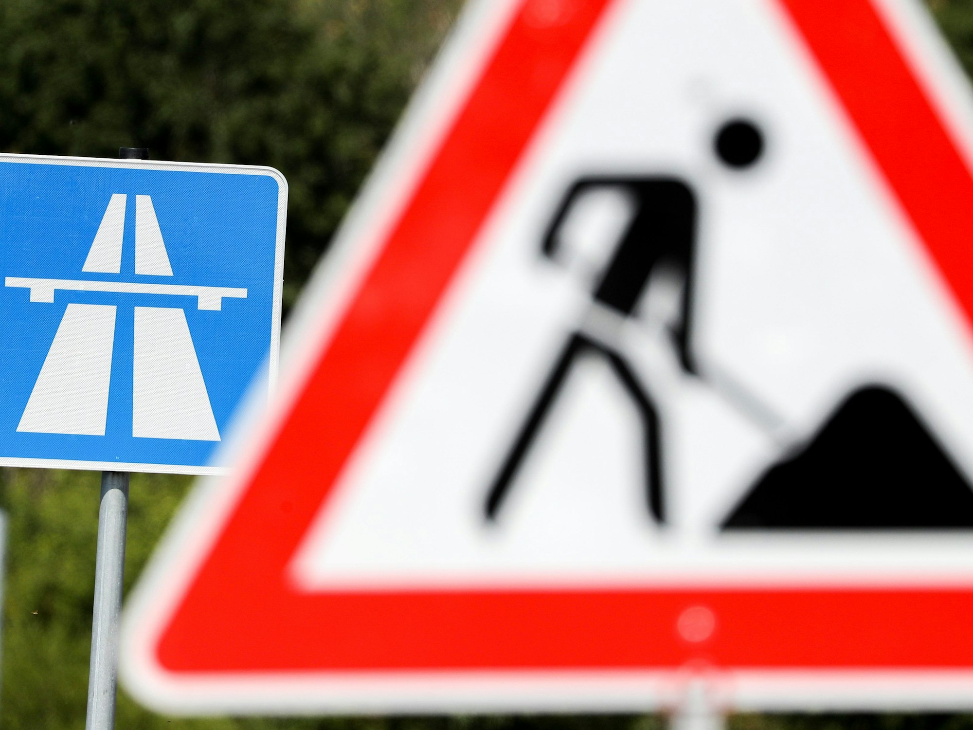 Ein Schild weist auf eine Baustelle auf einer Autobahn hin. Überflüssige Baustellenschilder sollen in der Kölner Innenstadt entfernt werden.