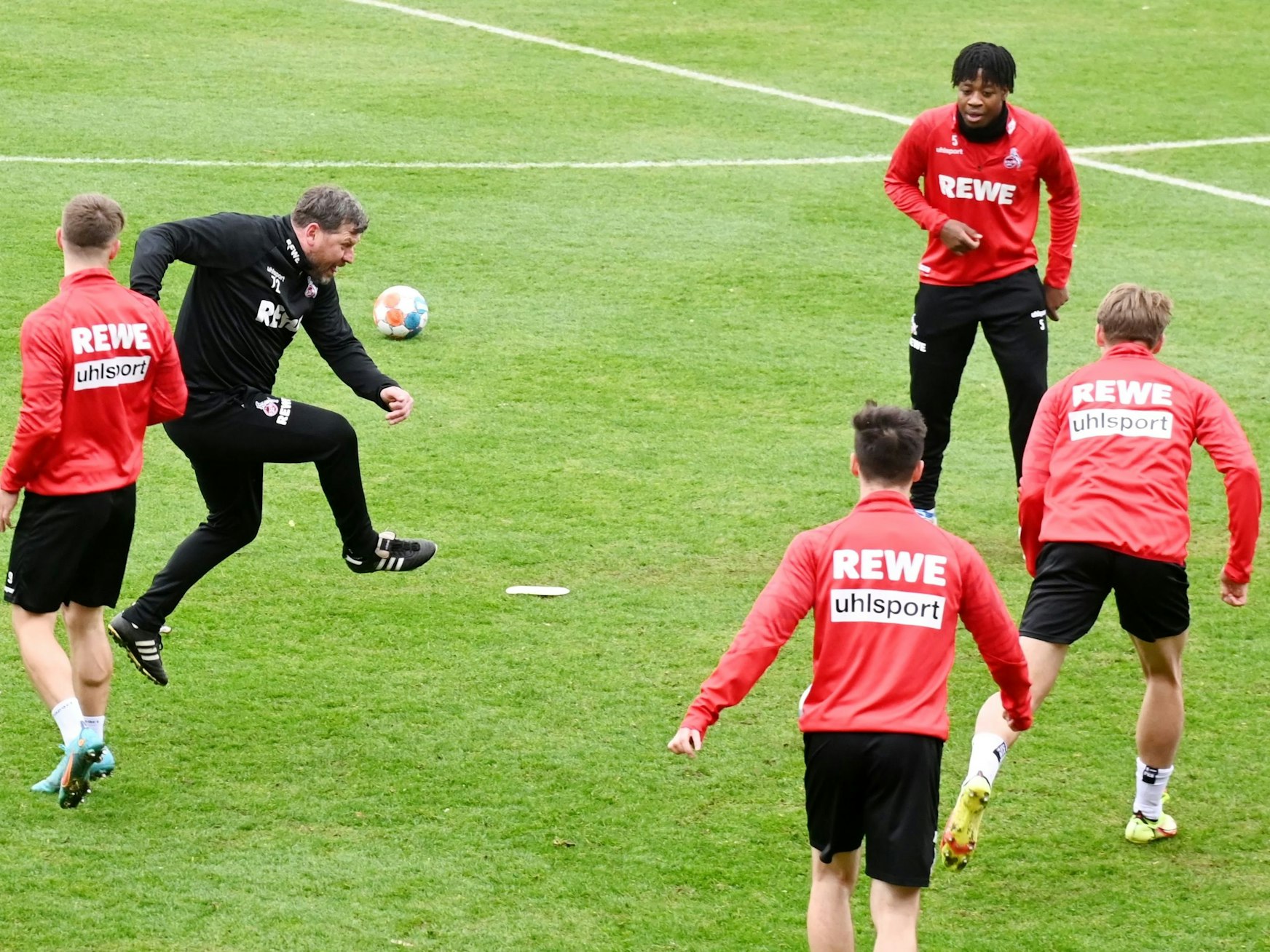 Trainer Steffen Baumgart mischt mit beim „Sechs gegen zwei“.