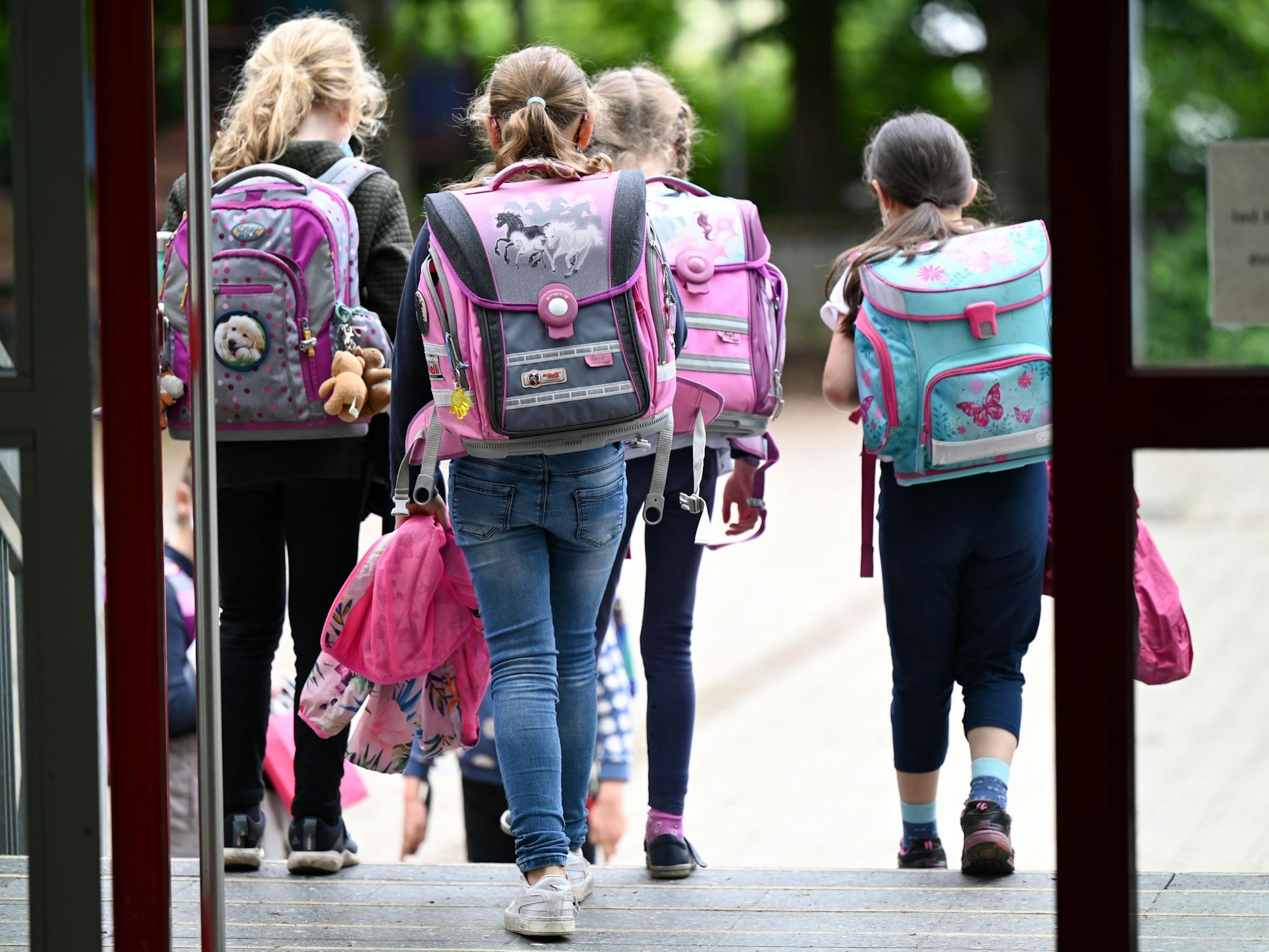 Schülerinnen der 2. Klasse der Robert-Schumann-Grundschule verlassen nach Unterrichtsende das Schulgebäude.
