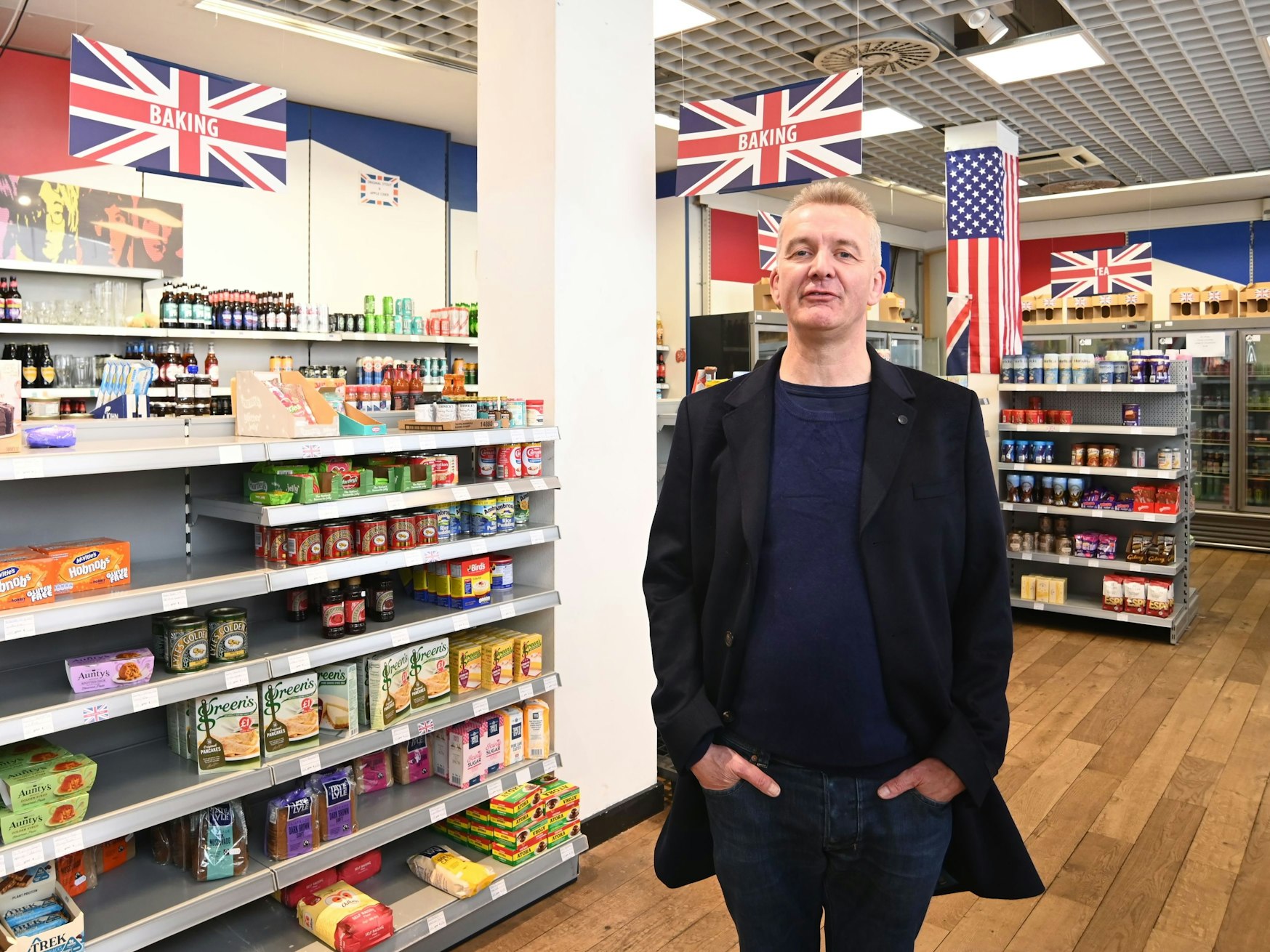 Inhaber Alex McWhinney steht im Verkaufsraum seinen English Shops in Köln.