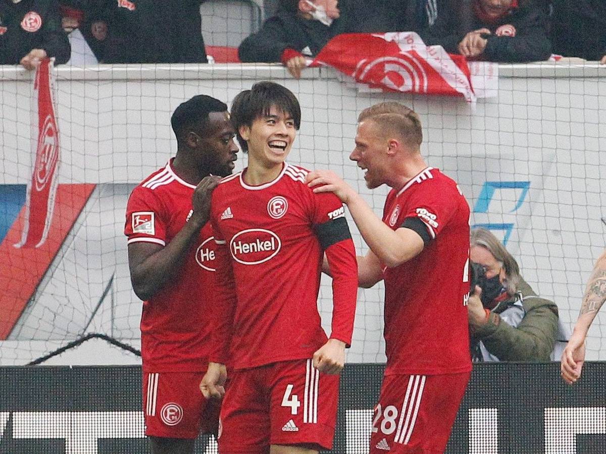 Fortuna Düsseldorf bejubelt im Spiel der 2. Bundesliga gegen Hansa Rostock das Tor von Ao Tanaka.