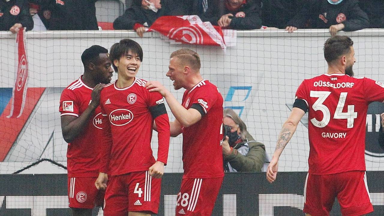 Fortuna Düsseldorf bejubelt im Spiel der 2. Bundesliga gegen Hansa Rostock das Tor von Ao Tanaka.