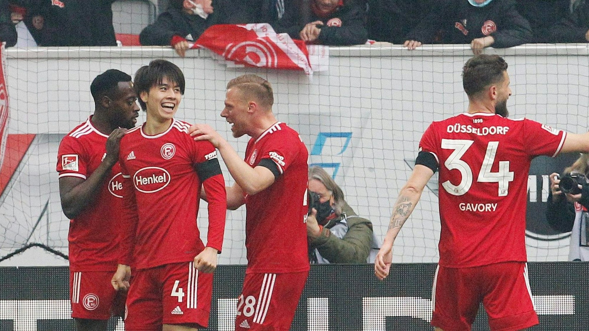 Fortuna Düsseldorf bejubelt im Spiel der 2. Bundesliga gegen Hansa Rostock das Tor von Ao Tanaka.