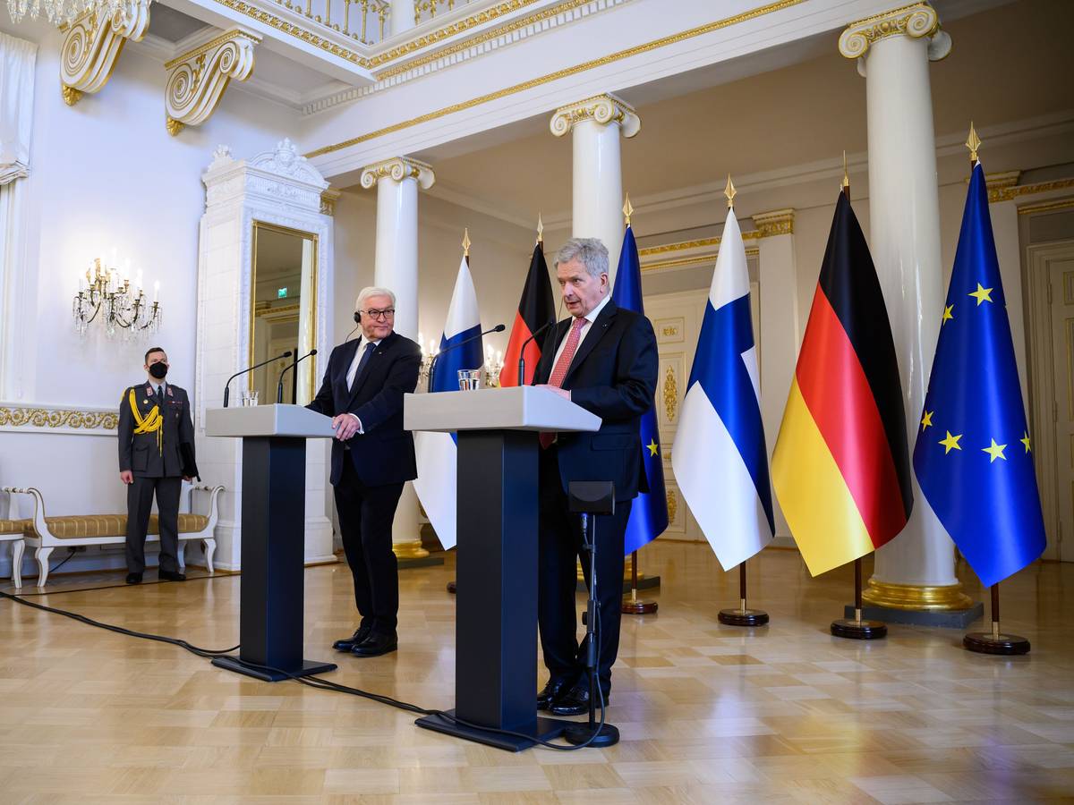 Bundespräsident Steinmeier am 8. April 2022 in Helsinki um die Unterstützung Deutschlands für den NATO-Beitritt von Finnland zu signalisieren.