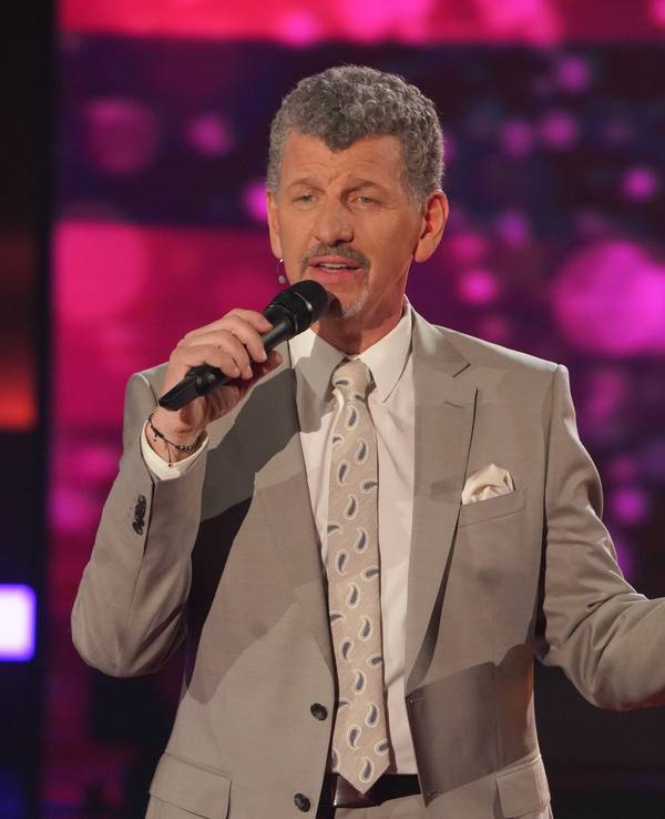 Sänger Semino Rossi steht bei der Aufzeichnung der „Beatrice Egli Show“ mit einem Mikrofon in der Hand auf der Bühne.