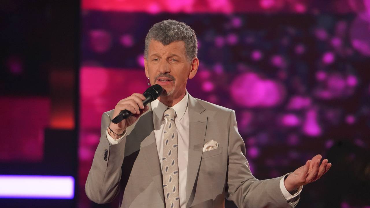 Sänger Semino Rossi steht bei der Aufzeichnung der „Beatrice Egli Show“ mit einem Mikrofon in der Hand auf der Bühne.