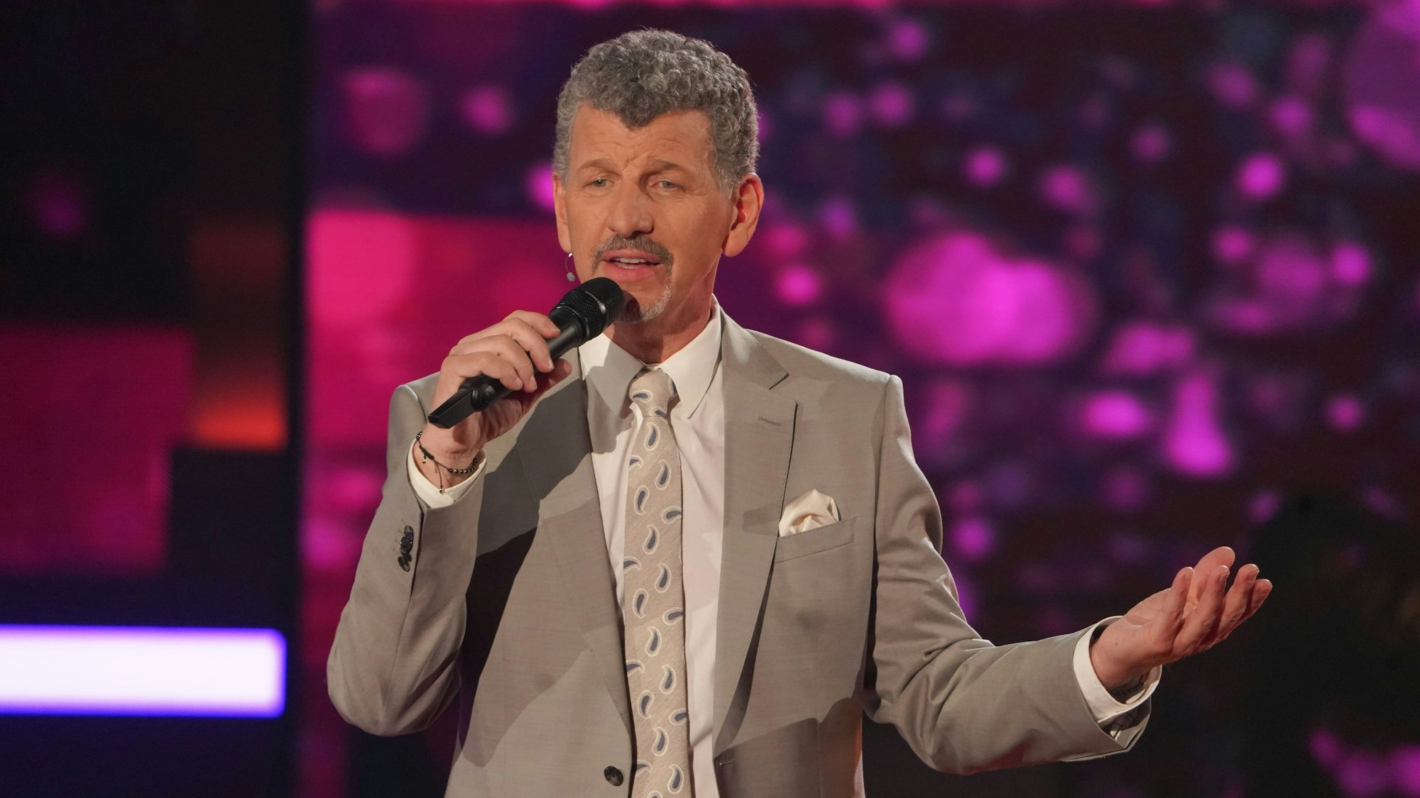 Sänger Semino Rossi steht bei der Aufzeichnung der „Beatrice Egli Show“ mit einem Mikrofon in der Hand auf der Bühne.