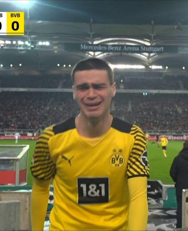 Giovanni Reyna verlässt nach seiner verletzungsbedingten Auswechslung in der 2. Spielminute unter Tränen den Rasen beim Spiel VfB Stuttgart - Borussia Dortmund.