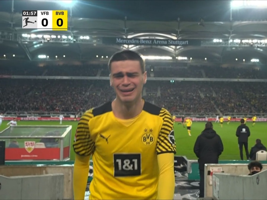Giovanni Reyna verlässt nach seiner verletzungsbedingten Auswechslung in der 2. Spielminute unter Tränen den Rasen beim Spiel VfB Stuttgart - Borussia Dortmund.