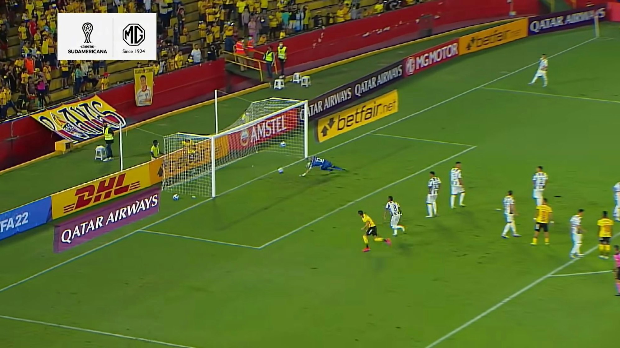 Damián Díaz verwandelt in der Copa Sudamericana im Spiel zwischen Barcelona SC und den Montevideo Wanderers eine Ecke direkt.