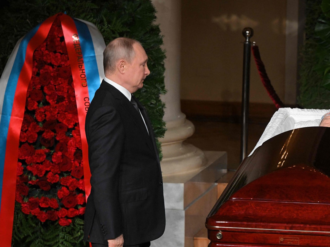 Wladimir Putin inszeniert sich am 8. April 2022 bei der Trauerfeier am offenen Sarg des russischen Politikers Wladimir Schirinowski in Moskau.