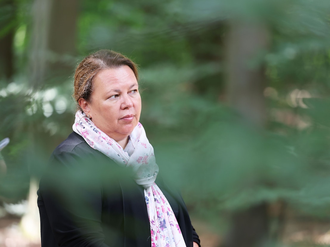 Ursula Heinen-Esser (CDU), Umweltministerin in Nordrhein-Westfalen, steht am 26.07.2021 im Königsforst im Wald.