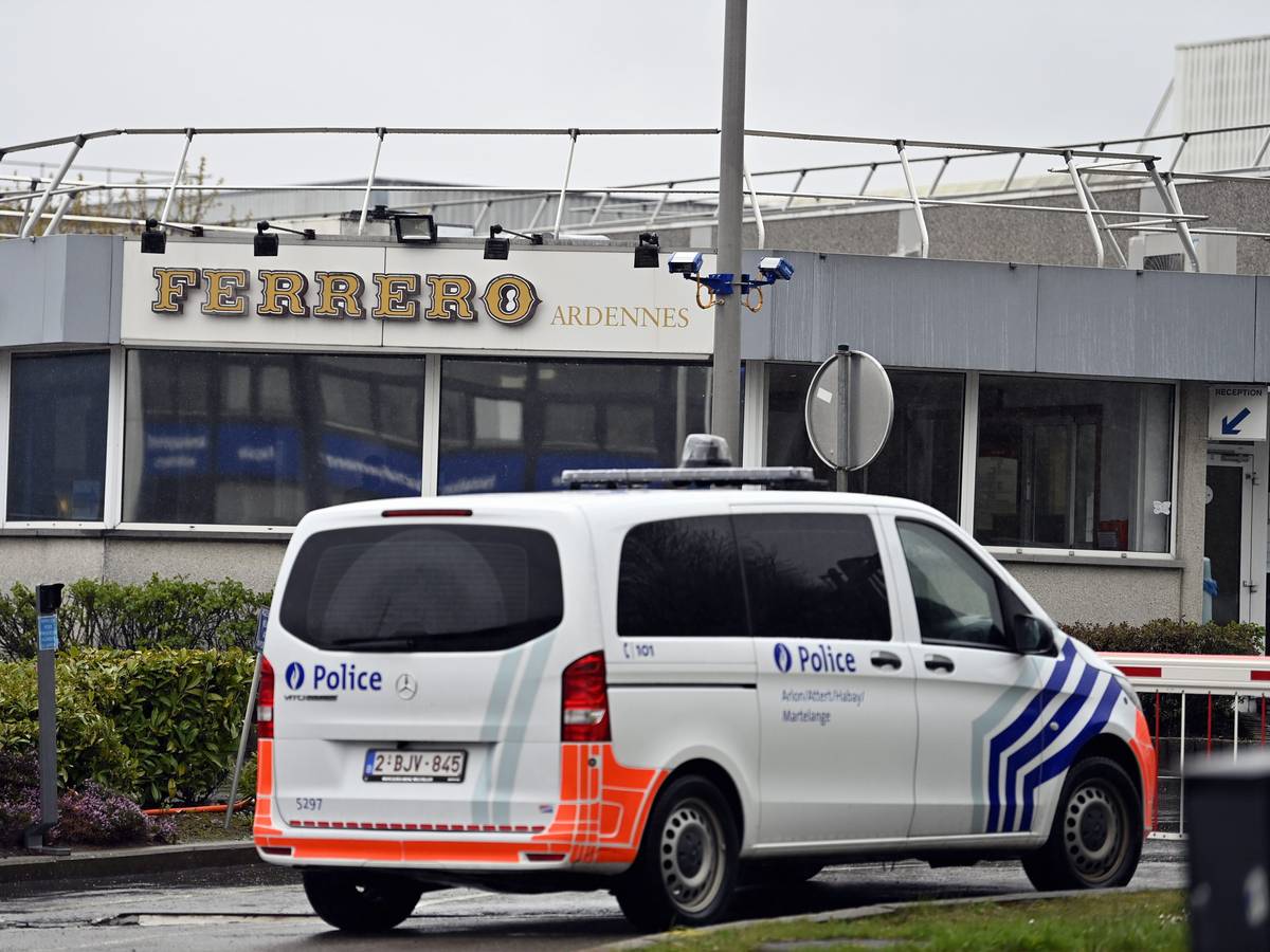 Ein Polizeifahrzeug steht vor der Ferrero-Fabrik.