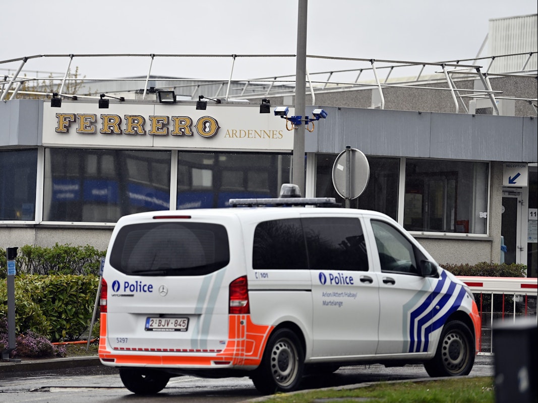 Ein Polizeifahrzeug steht vor der Ferrero-Fabrik.