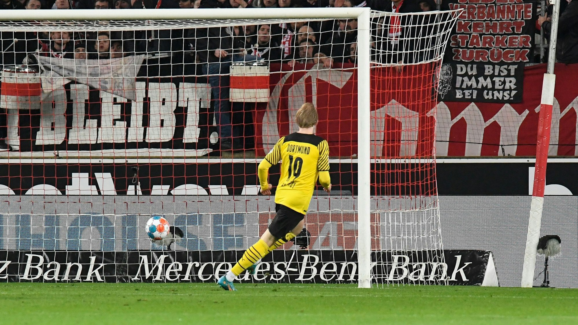 Julian Brandt trifft für Borussia Dortmund gegen den VfB Stuttgart.