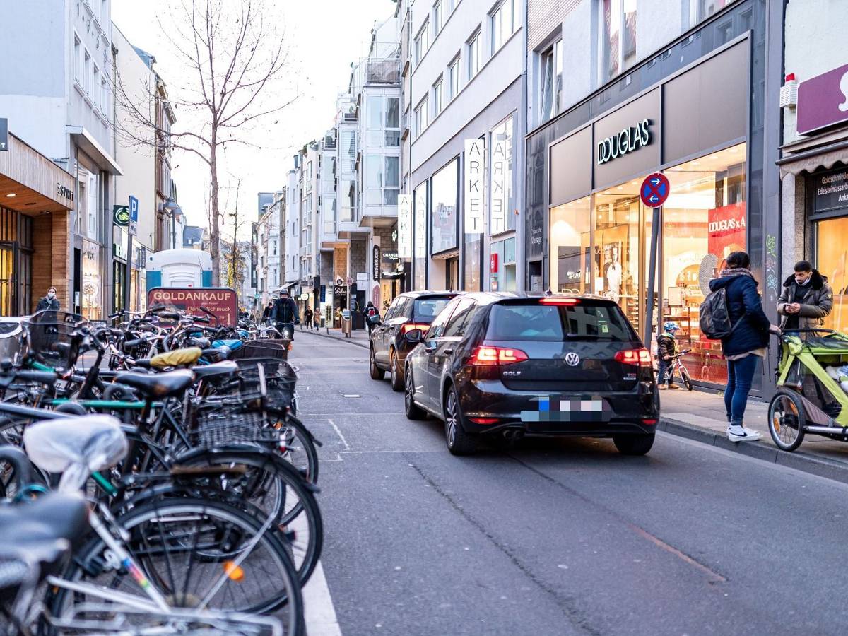 Autos fahren auf der Kölner Ehrenstraße.