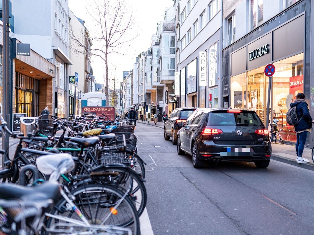 Autos fahren auf der Kölner Ehrenstraße.