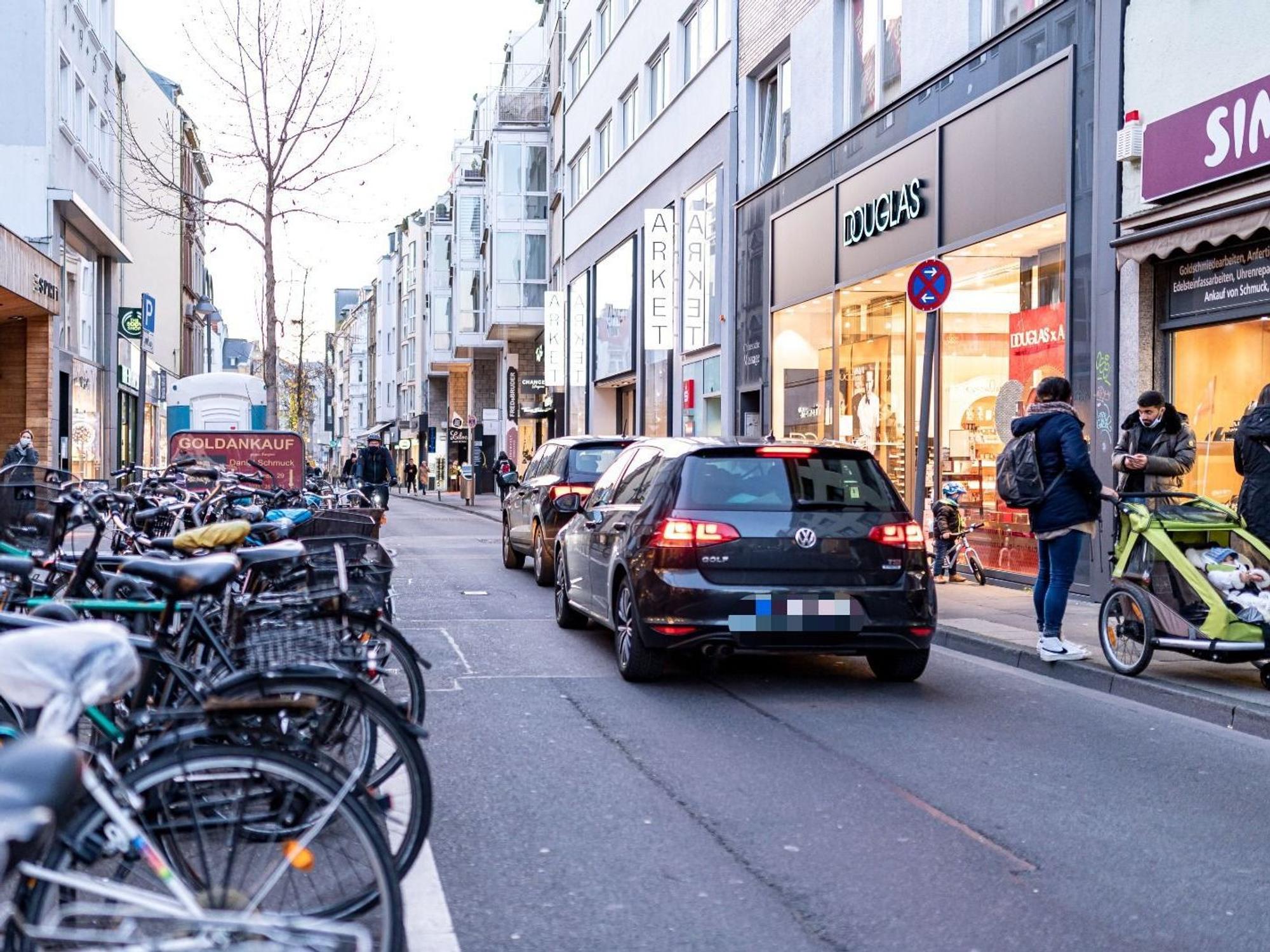 Autos fahren auf der Kölner Ehrenstraße.