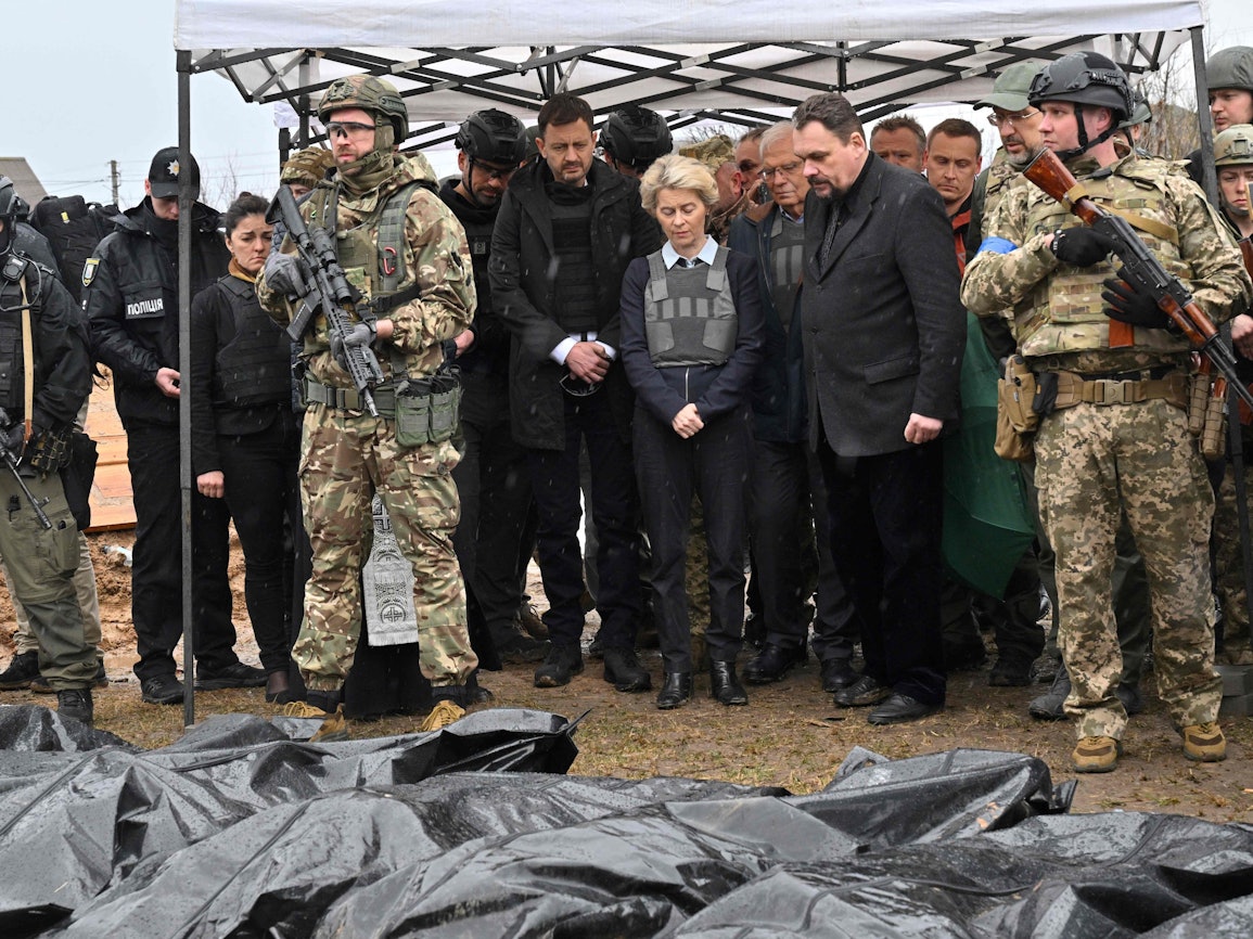 Ursula von der Leyen (Mitte) in einem Moment der Andacht. Die EU-Kommissionspräsidentin ist die erste westliche Spitzenpolitikerin, die sich ein Bild vom Grauen in Butscha macht. Das Foto vom 8. April 2022 zeigt sie an einem Massengrab.