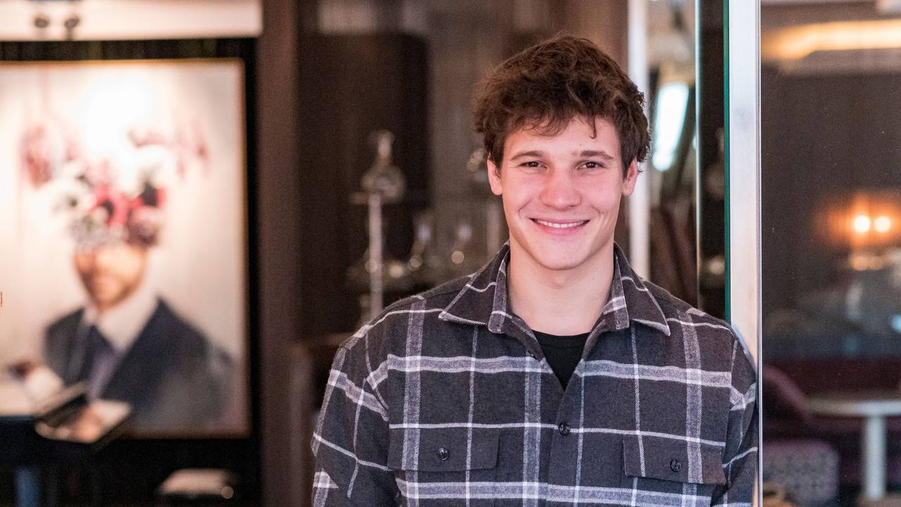 Wincent Weiss lächelt in die Kamera.