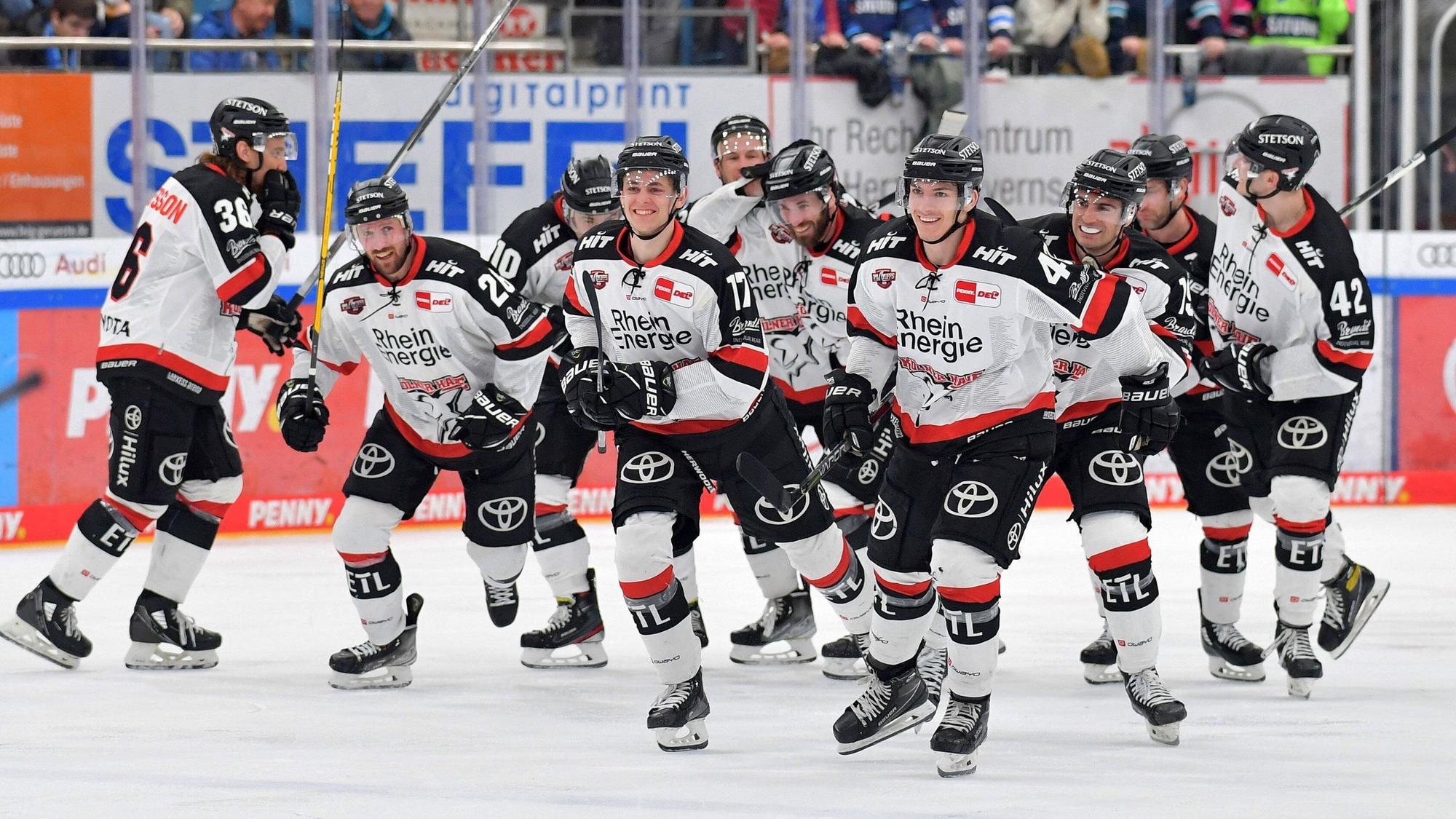 Jubel bei den Kölner Haien nach dem 3:2 in Ingolstadt.