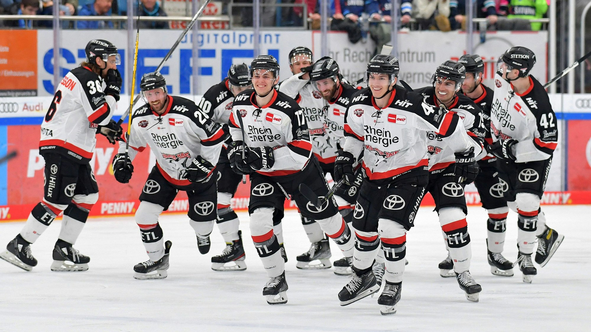 Jubel bei den Kölner Haien nach dem 3:2 in Ingolstadt.