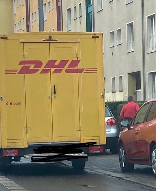Der DHL-Bote parkte anschließend auch noch auf dem Radweg.