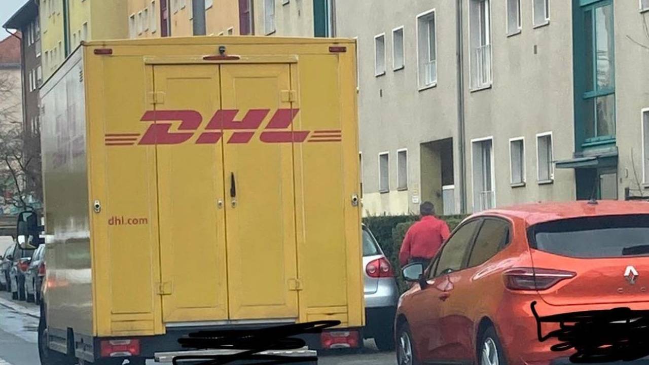 Der DHL-Bote parkte anschließend auch noch auf dem Radweg.