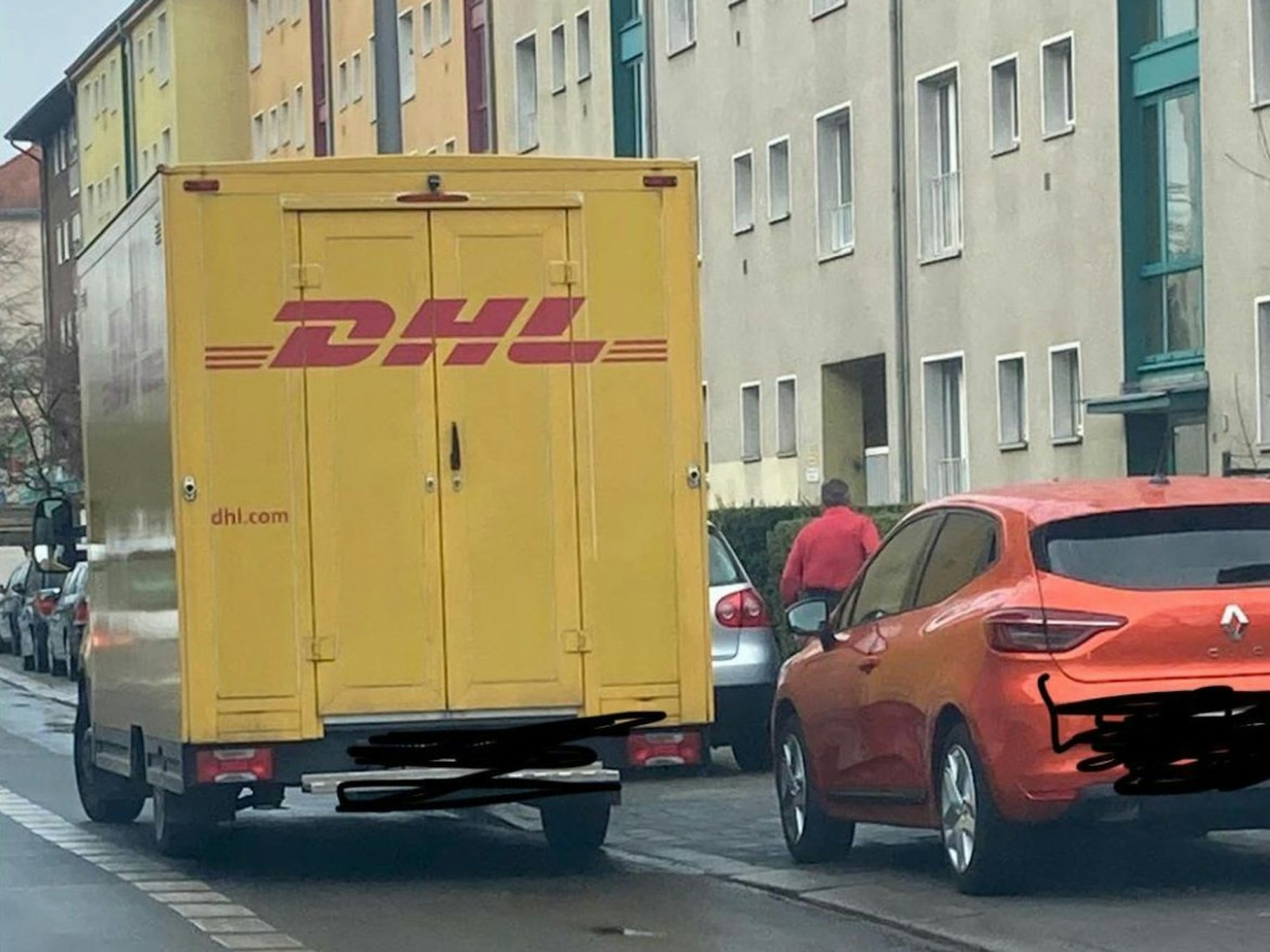 Der DHL-Bote parkte anschließend auch noch auf dem Radweg.