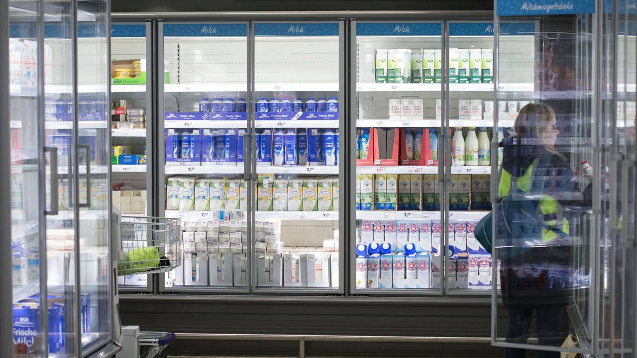 Eine Frau steht in einem Einkaufsmarkt vor einem Kühlregal mit Milchprodukten, Symbolfoto, aufgenommen im Januar 2015.