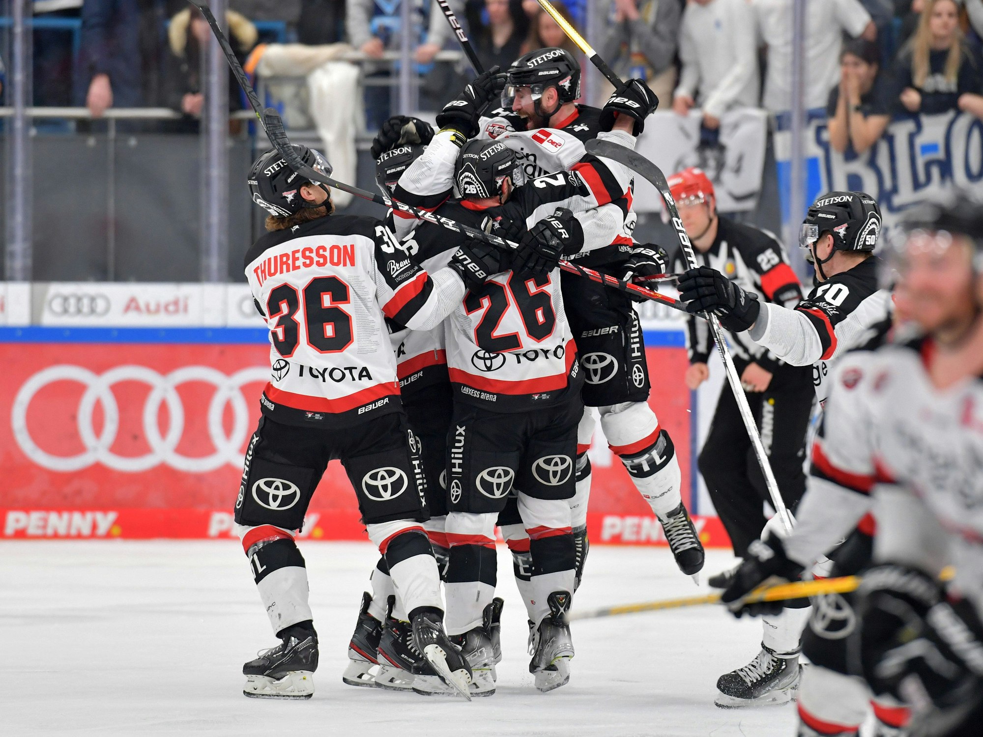 Die Spieler der Kölner Haie jubeln nach dem Pre-Playoff-Spiel beim ERC Ingolstadt