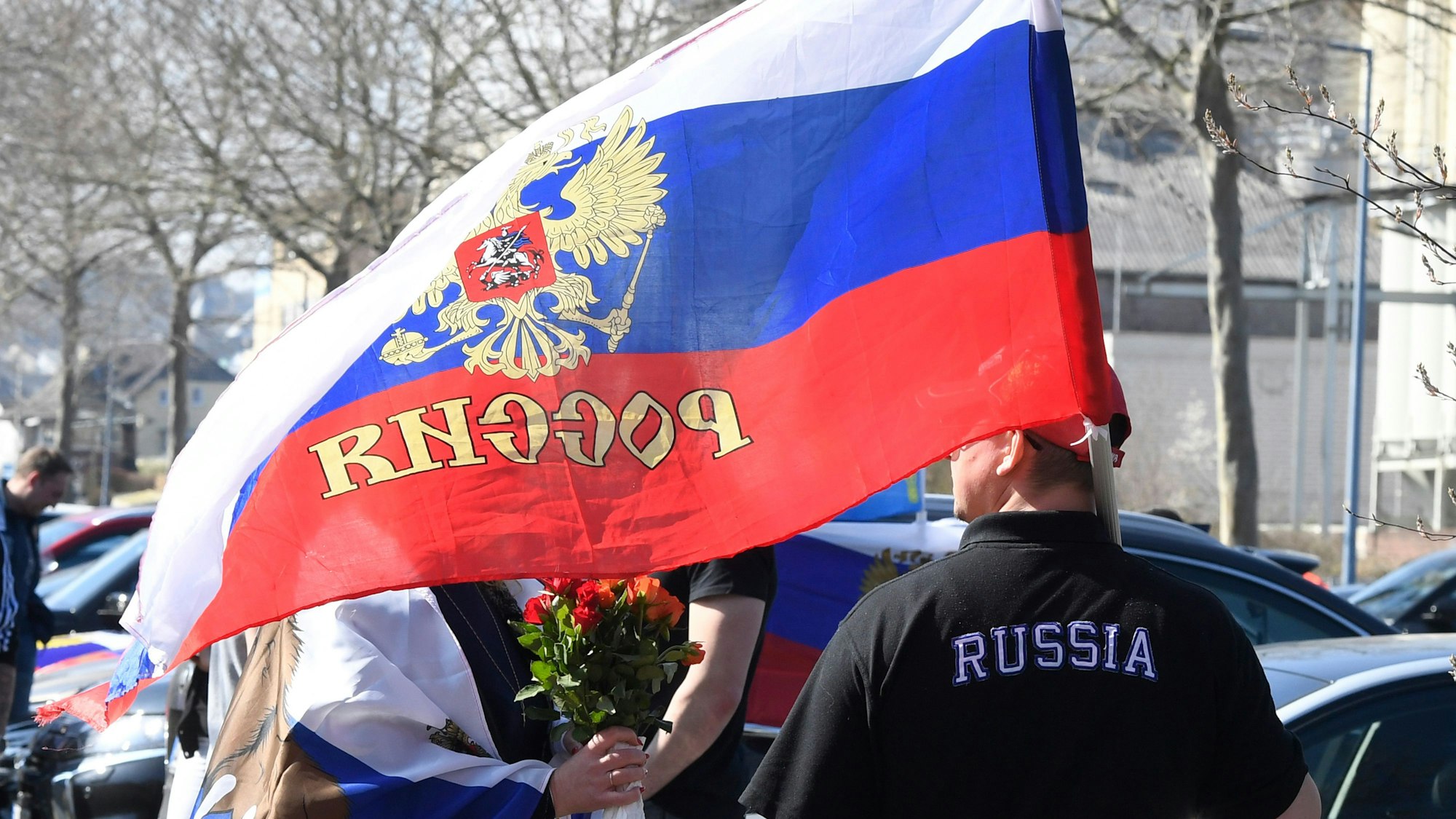 Für das Wochenende werden vermehrt prorussische Demonstrationen in Deutschland erwartet. Das Foto stammt von einer prorussischen Demo am 27. März 2022 in Bonn.