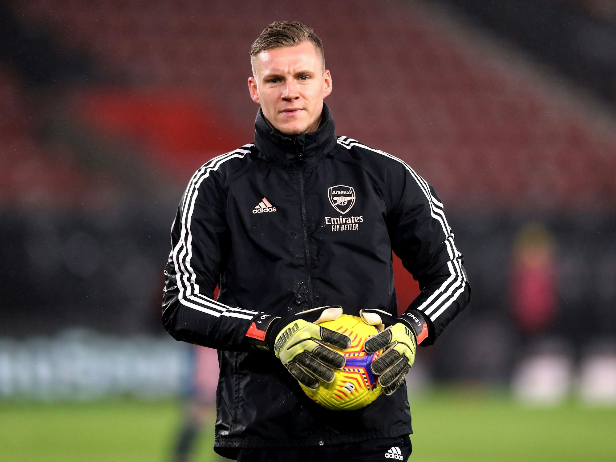 Arsenal Torwart Bernd Leno wärmt sich vor dem Spiel auf.