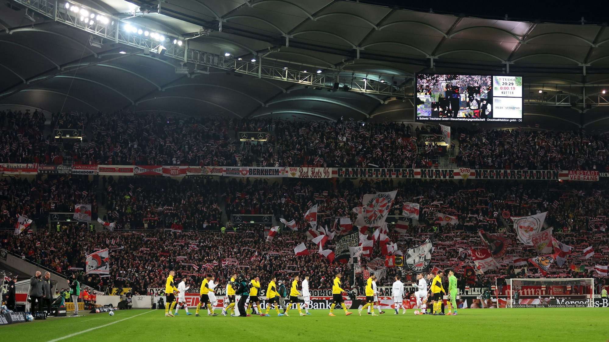Die Mannschaften vom VfB Stuttgart und Borussia Dortmund laufen ein.