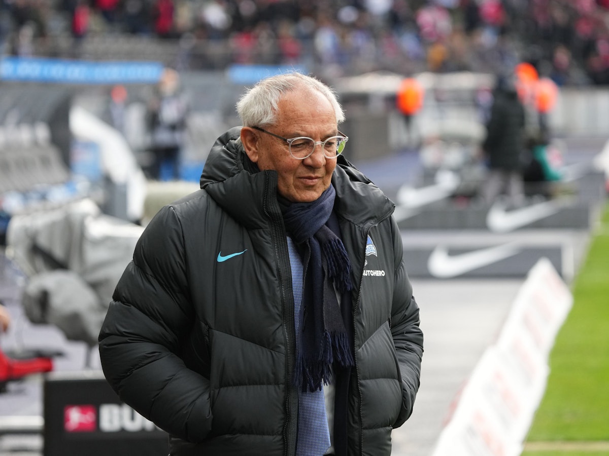 Herthas Trainer Felix Magath steht vor dem Spiel im Stadion.