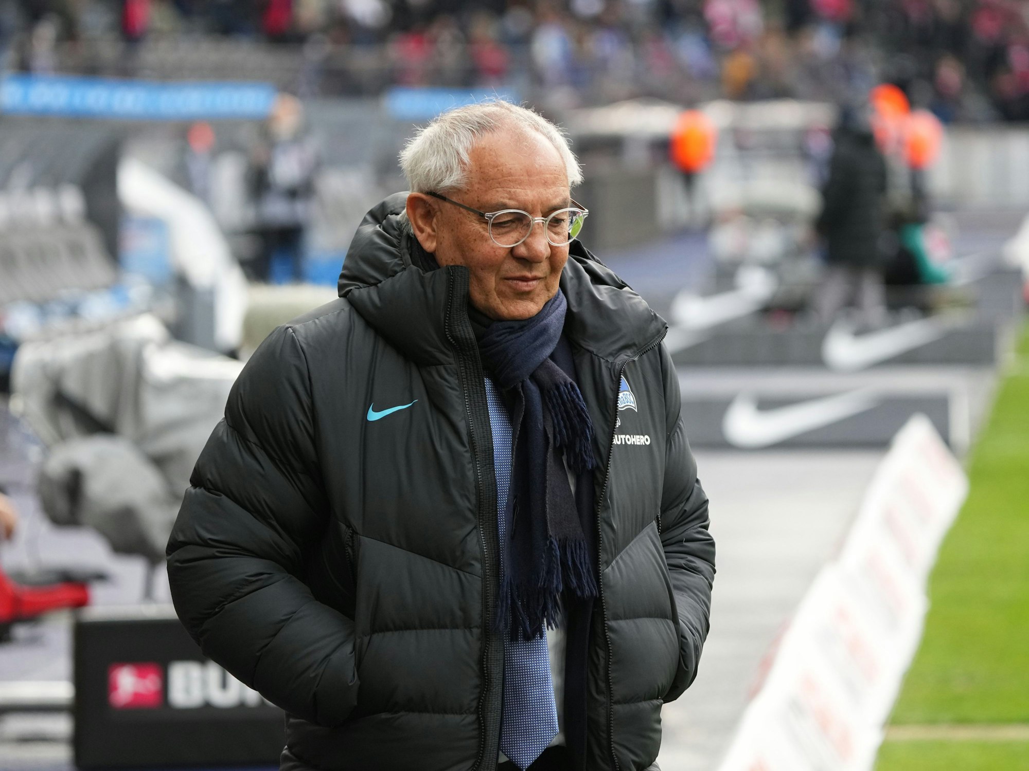 Herthas Trainer Felix Magath steht vor dem Spiel im Stadion.