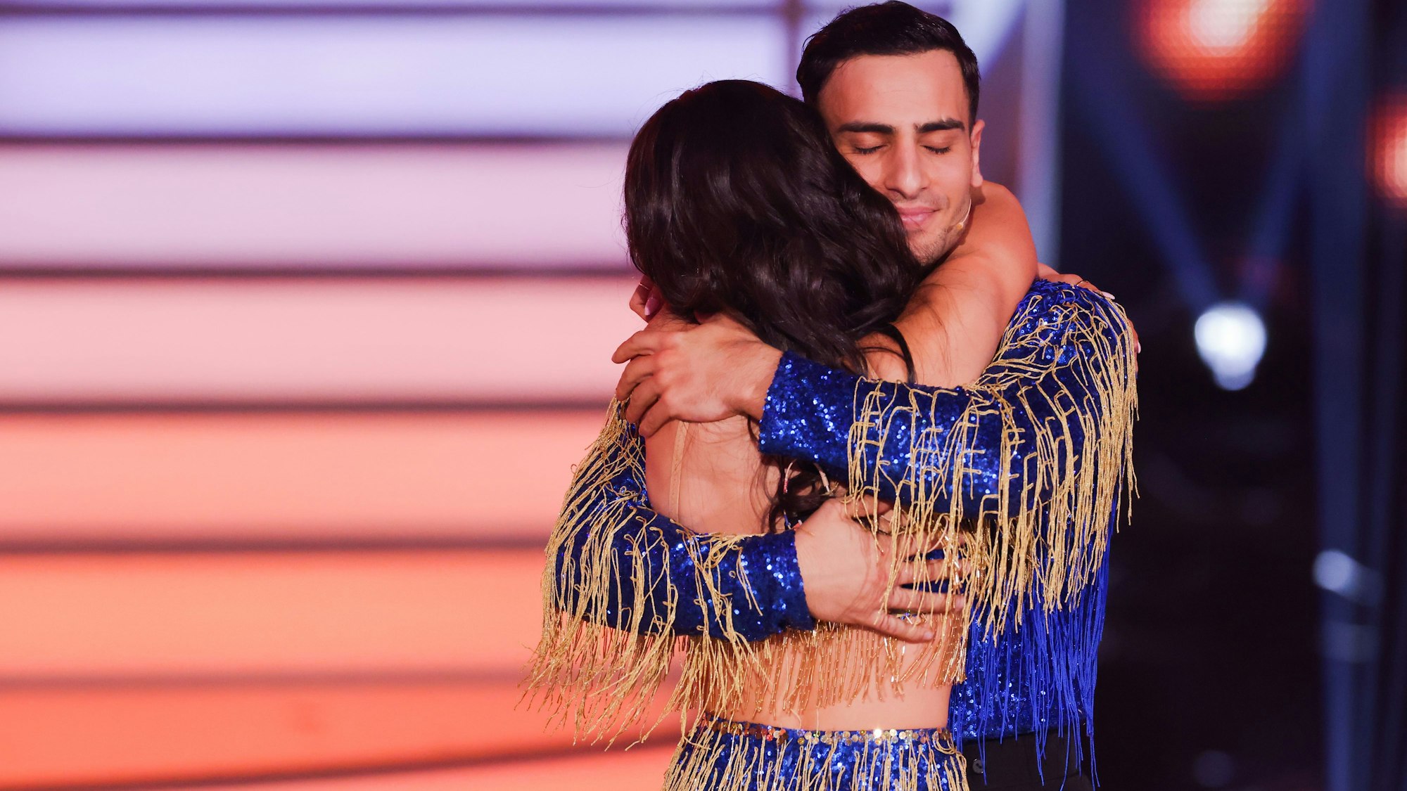 Timur Ülker, Schauspieler, und Malika Dzumaev, Profitänzerin, stehen in der RTL-Tanzshow «Let's Dance» im Coloneum. Das Paar scheidet aus.