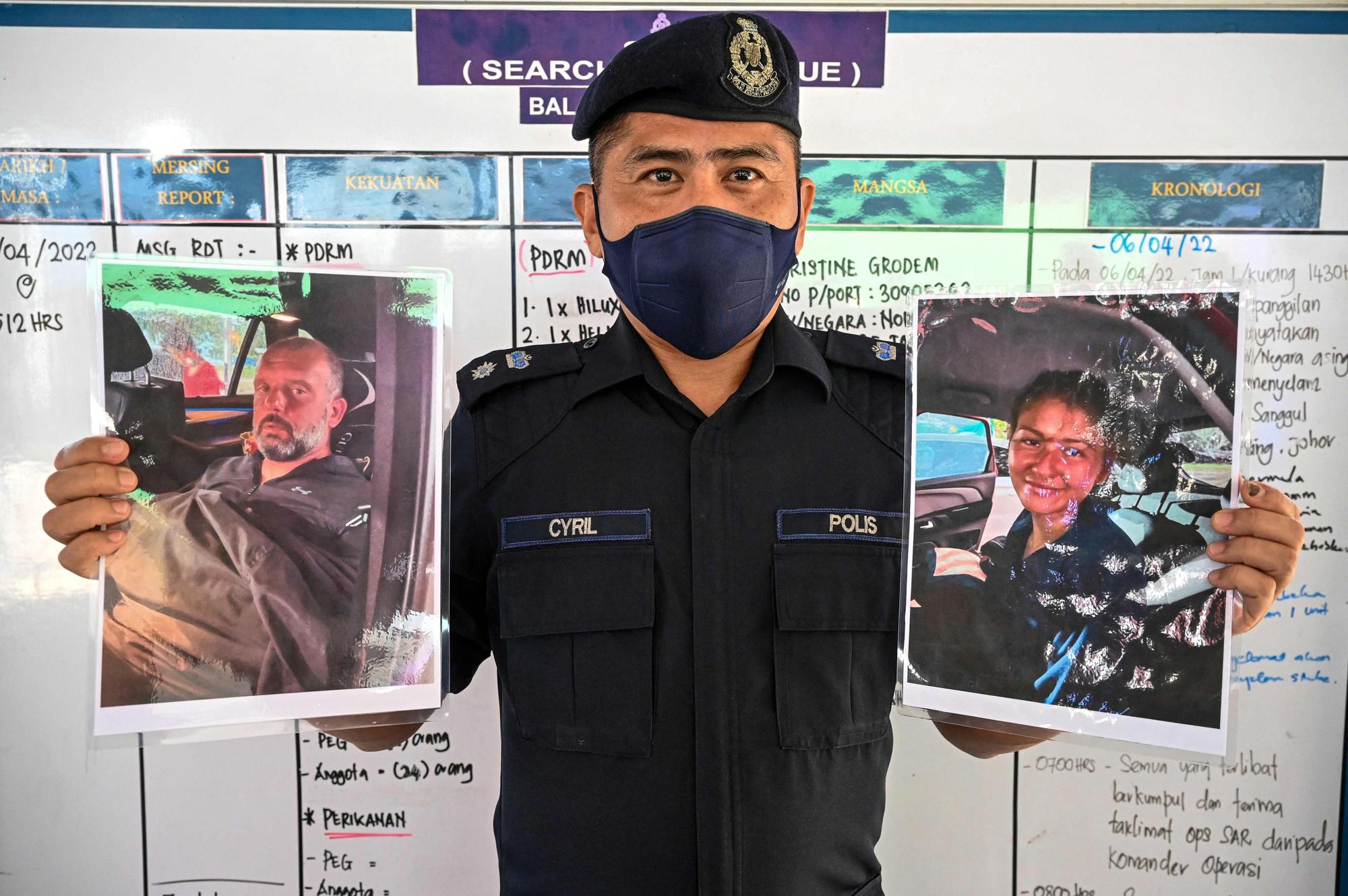 Mersings Polizeichef zeigt die Fotos von den geretteten Tauchern.