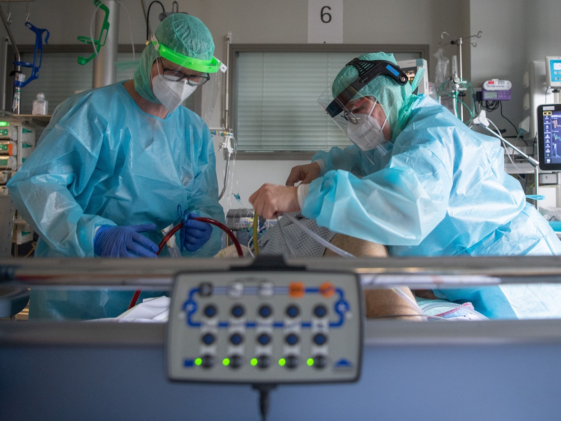 Intensiv-Pflegekräfte versorgt einen schwer an Corona erkrankten Patienten auf der Intensivstation des Klinikums in Fulda.