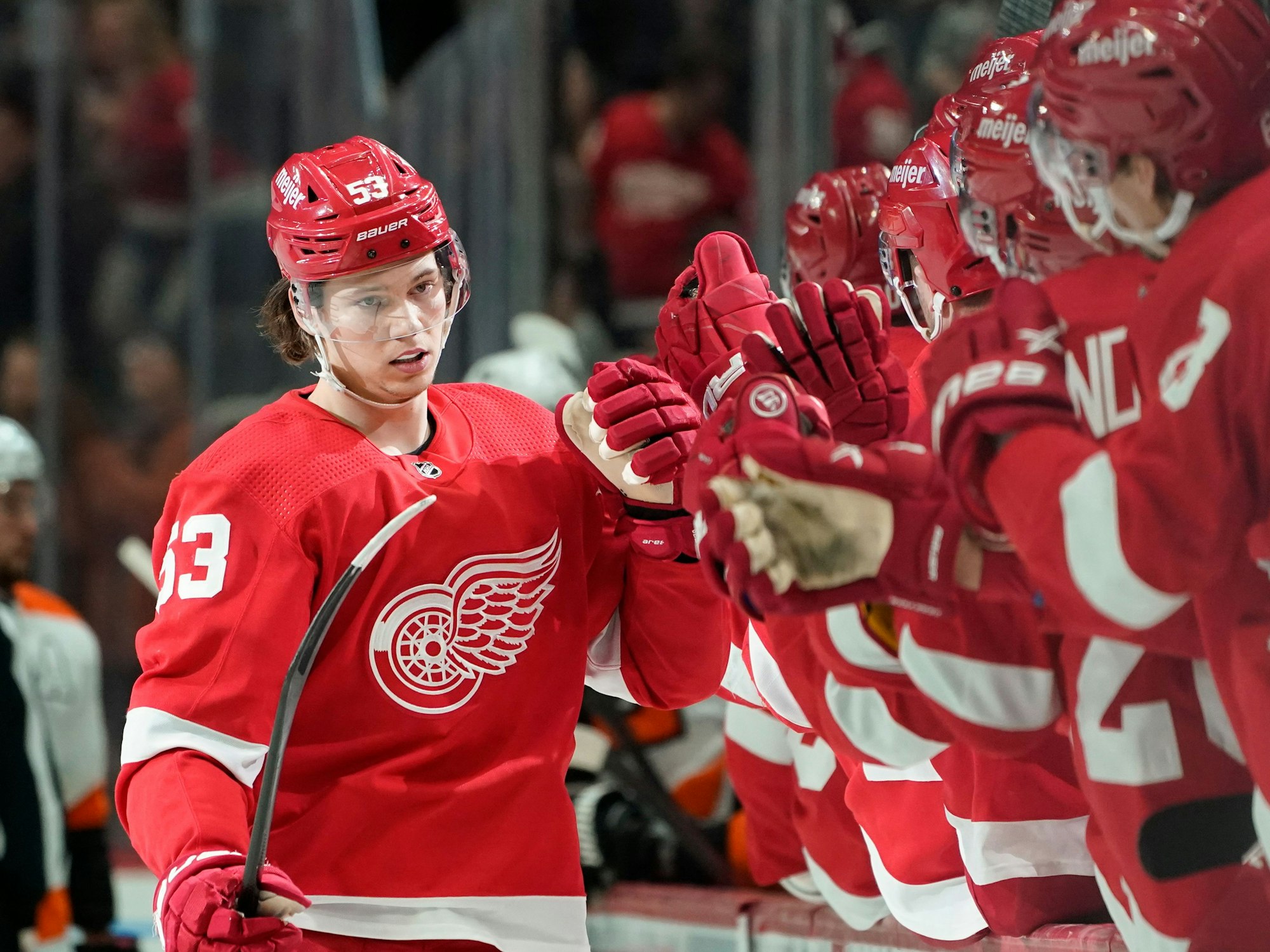 Moritz Seider bei Shakehands mit Teamkollegen.