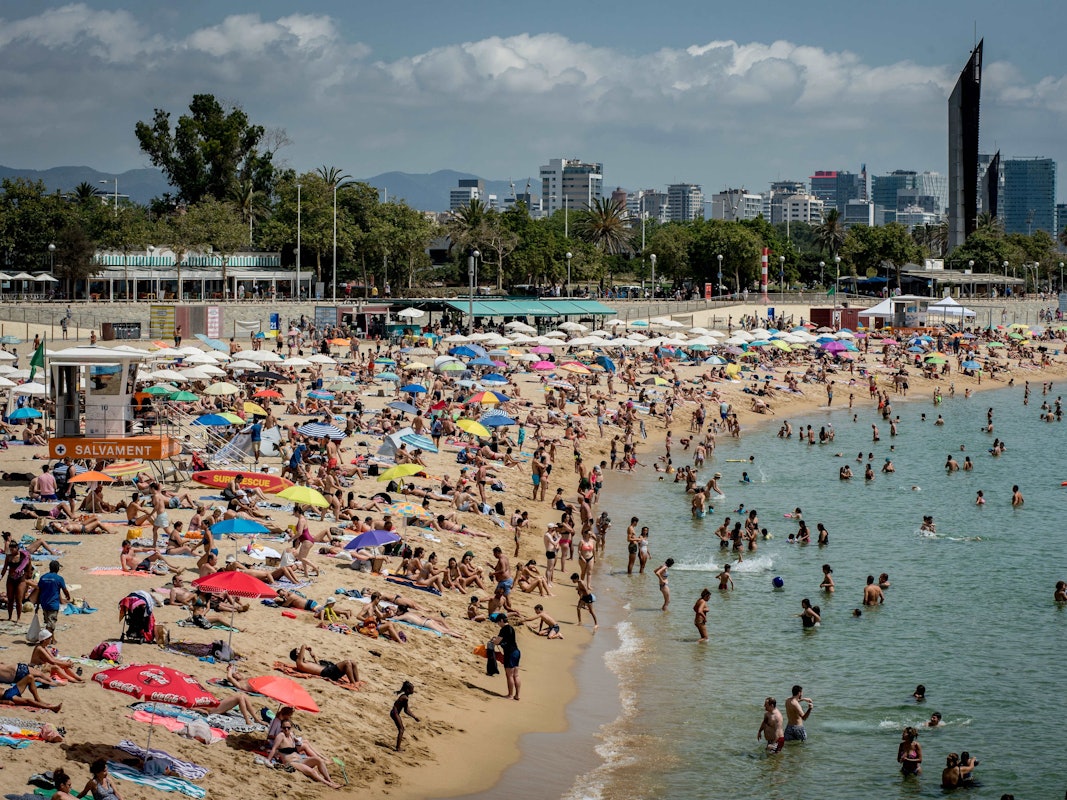 Spanien ist ein sehr beliebtes Reiseziel von deutschen Touristen. Doch in manchen Regionen warten Veränderungen auf rauchende Urlauber. Das Foto ist 2021 entstanden.