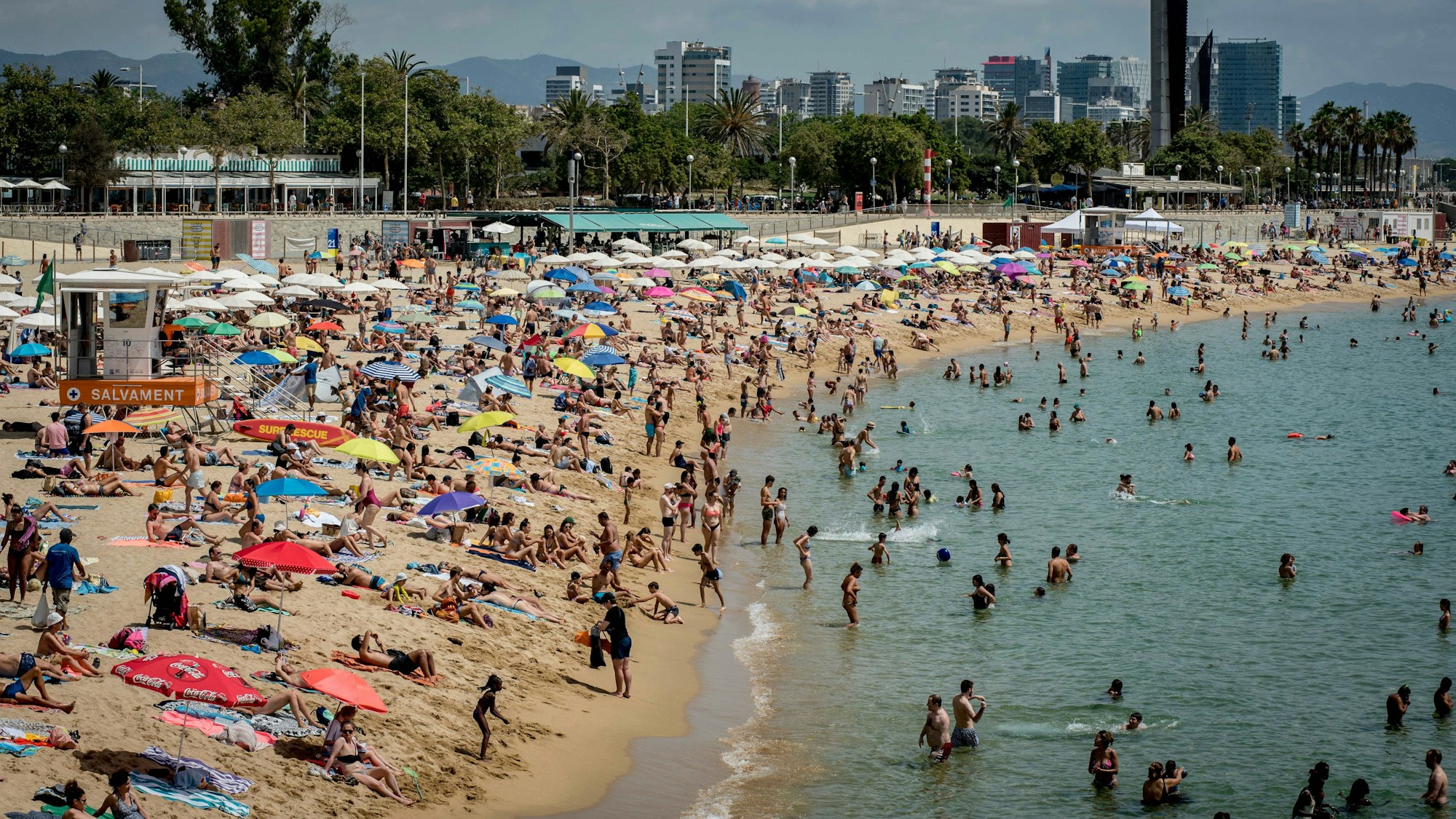 Spanien ist ein sehr beliebtes Reiseziel von deutschen Touristen. Doch in manchen Regionen warten Veränderungen auf rauchende Urlauber. Das Foto ist 2021 entstanden.