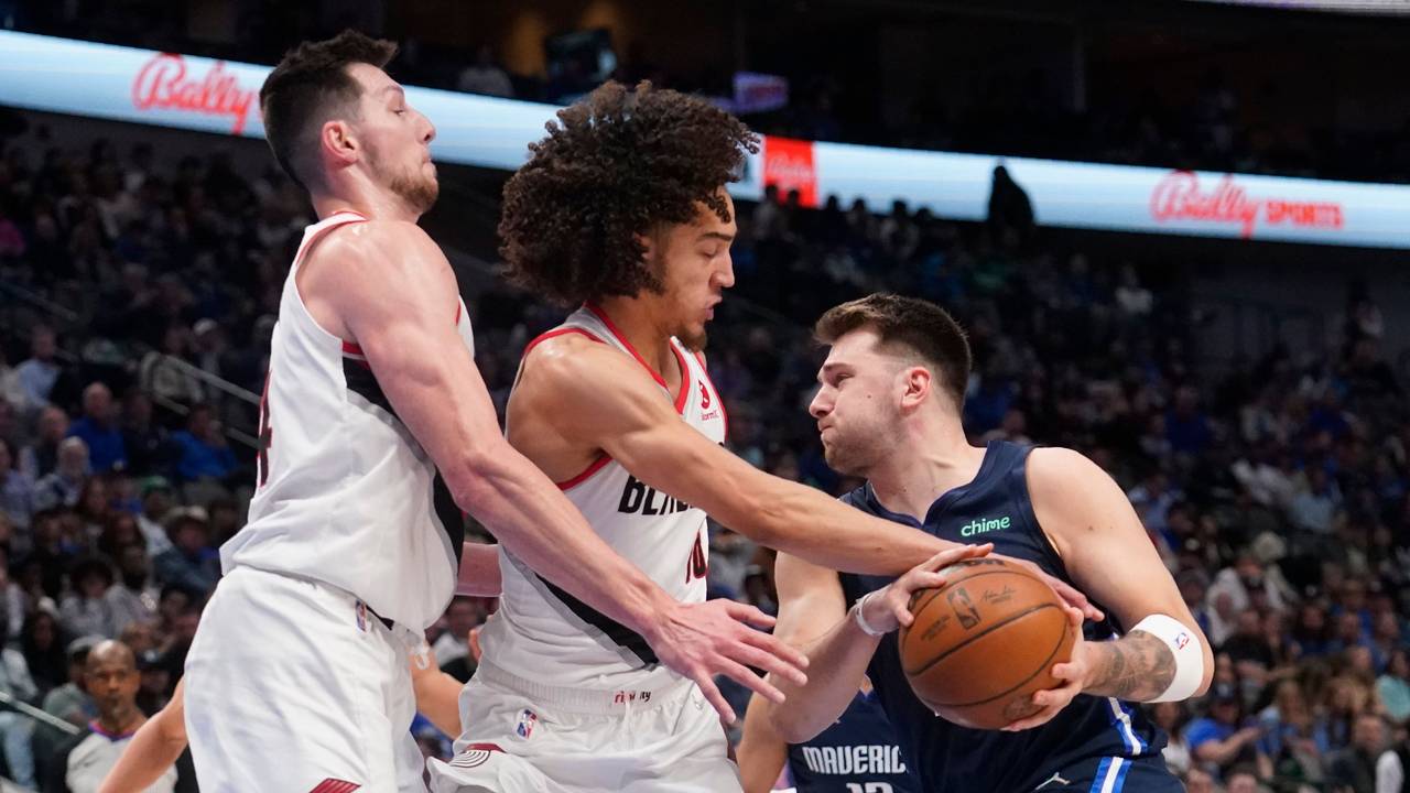 Drew Eubanks und CJ Elleby verteidigen, während Dallas Mavericks-Guard Luka Doncic zum Korb geht.