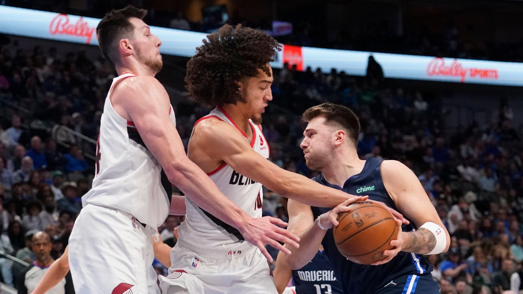 Drew Eubanks und CJ Elleby verteidigen, während Dallas Mavericks-Guard Luka Doncic zum Korb geht.