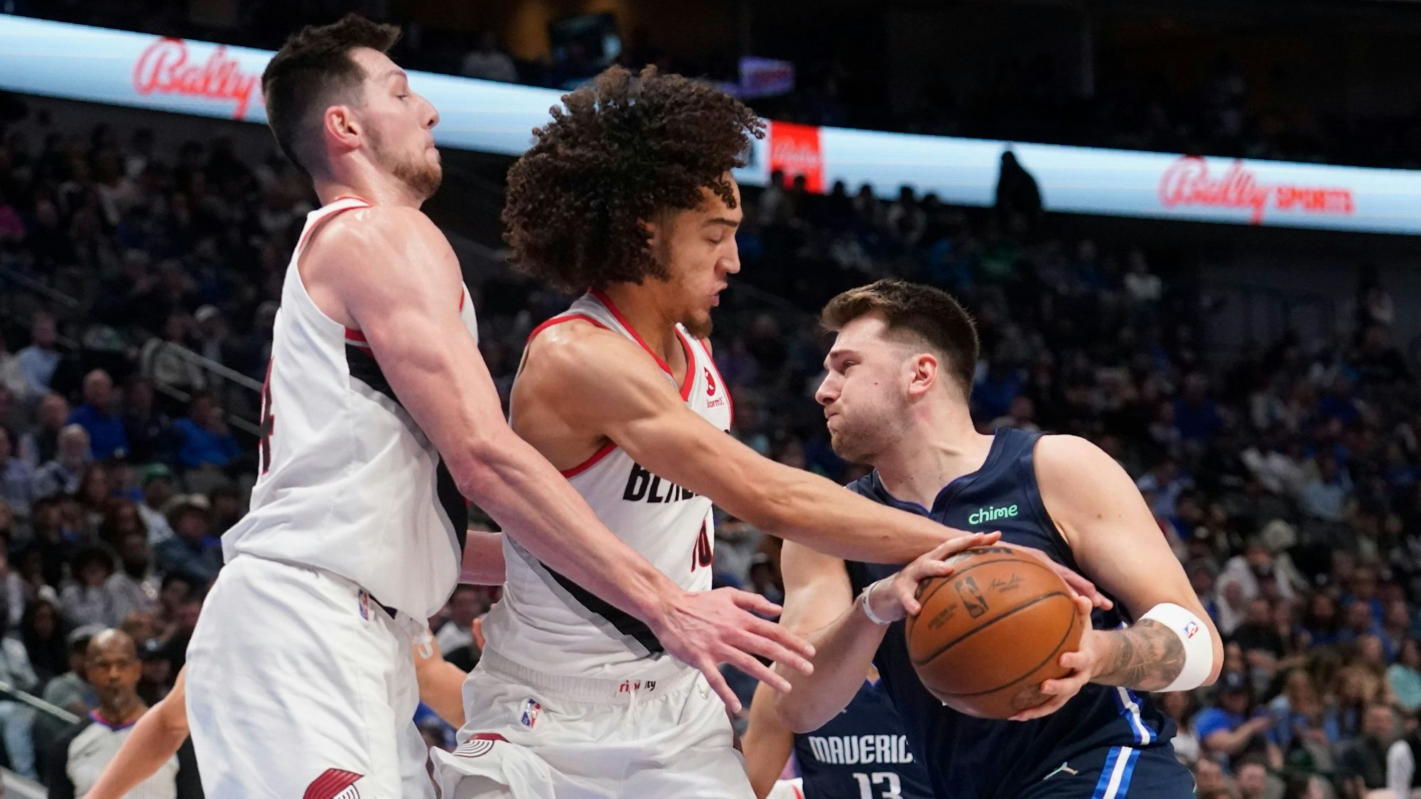 Drew Eubanks und CJ Elleby verteidigen, während Dallas Mavericks-Guard Luka Doncic zum Korb geht.