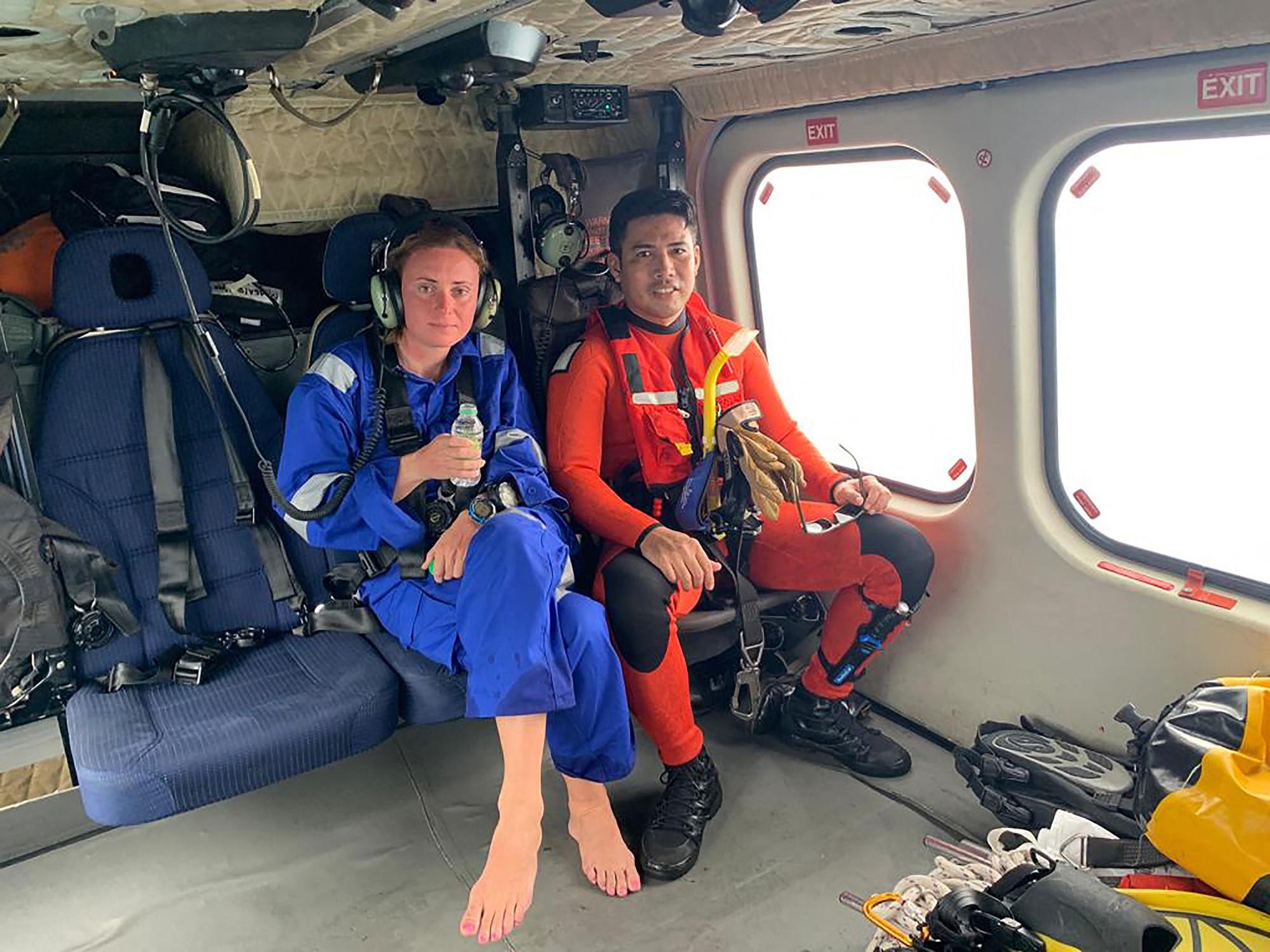 Die Norwegerin Kristine Godem wird in einem Hubschrauber weggebracht.