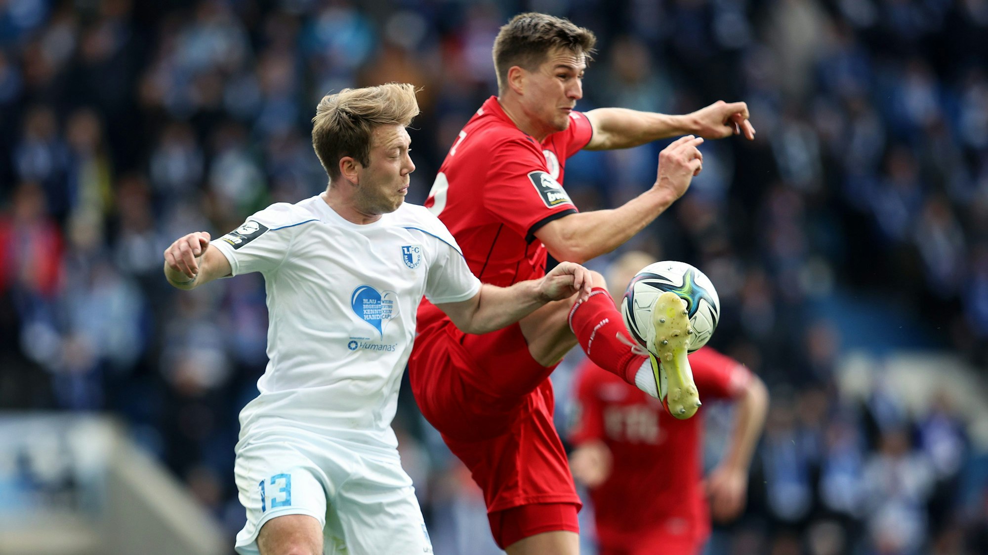 Connor Krempicki im Zweikampf gegen Moritz Fritz